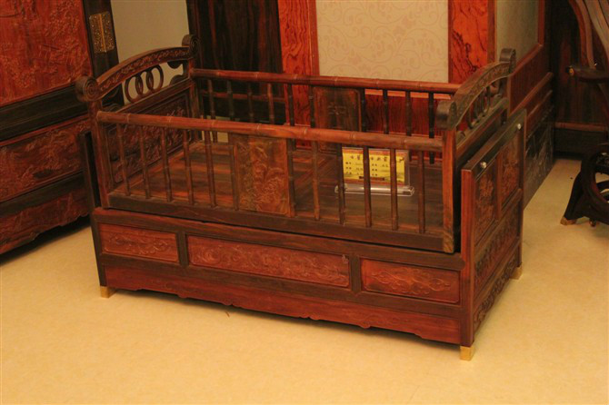 老挝大红酸枝婴儿床