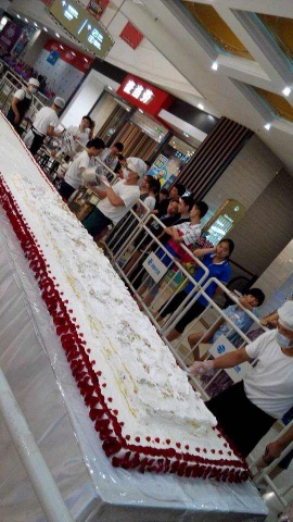 福建仙游红景天红木家具厂携手海悦天地、《蔚蓝青春》现场制作20米长大蛋糕